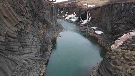 Island-Studlagil-Basaltsäulen-Per-Drohne