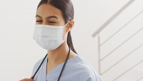 Video-De-Una-Feliz-Doctora-Birracial-Con-Mascarilla-Sonriendo-A-La-Cámara