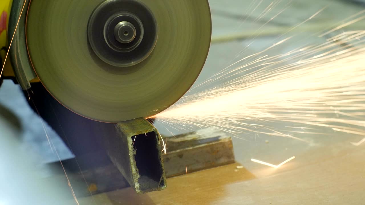 близкий вид разрезает металлическую деталь с искровым душем