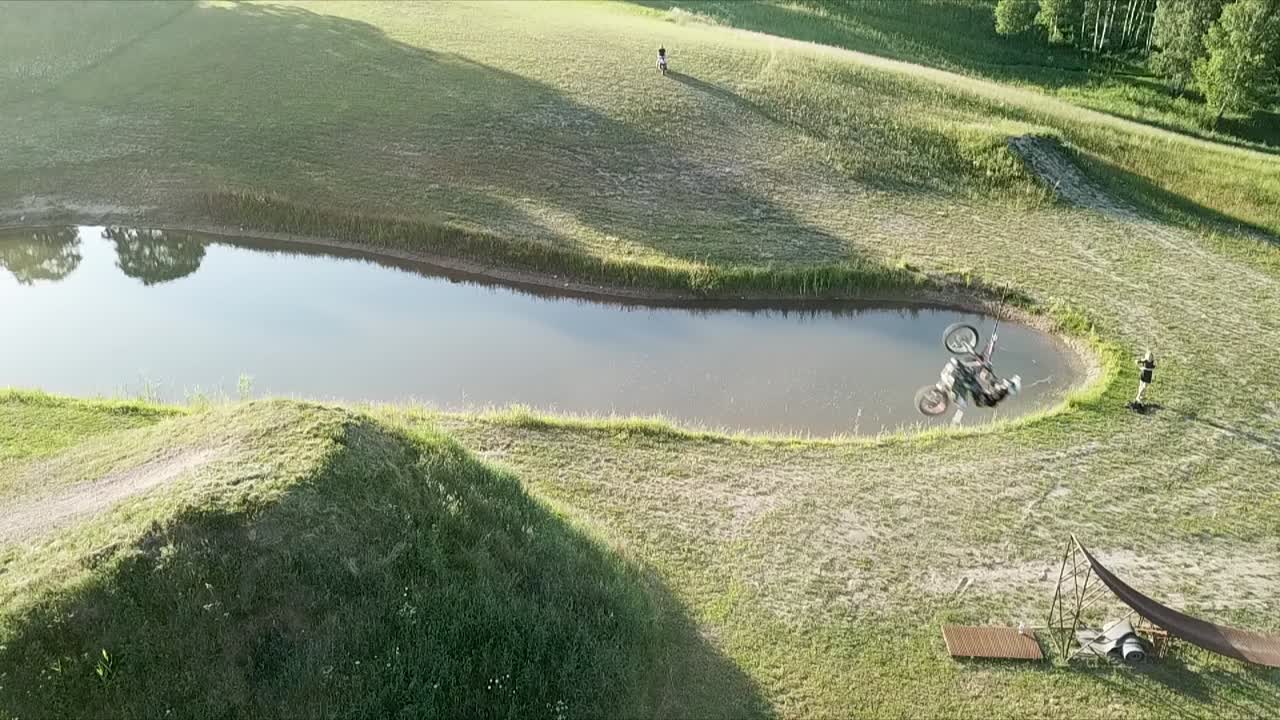 프리스타일 모터크로스 훈련에서 라이더의 곡예 백플립 점프