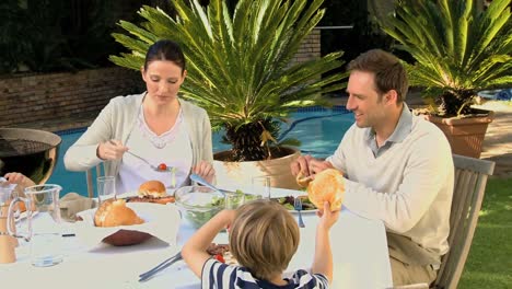 Nette-Familie,-Die-Im-Garten-Zu-Mittag-Isst