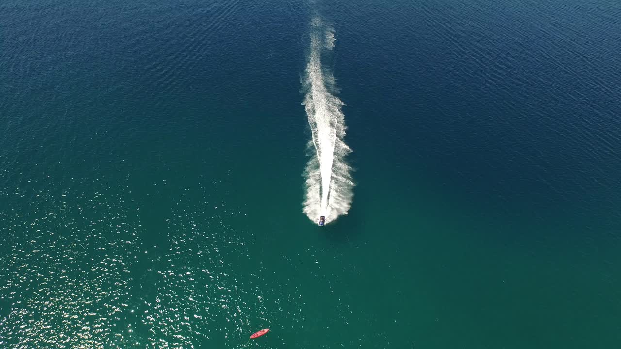 바하 캘리포니아 수르 카보 풀모 국립공원의 제트 스키 공중 촬영