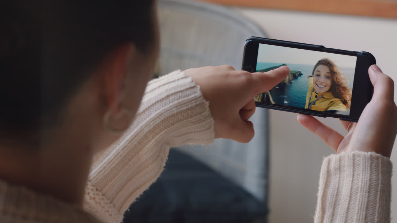 mujer joven chateando en video usando un teléfono inteligente amiga feliz de vacaciones en escocia compartiendo experiencia de viaje divirtiéndose en vacaciones aventura comunicándose con el teléfono móvil