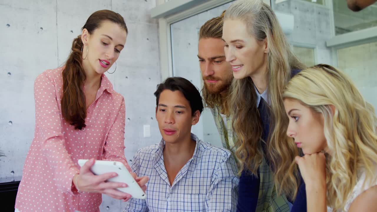 디지털 태블릿 4k를 통해 논의하는 동료들