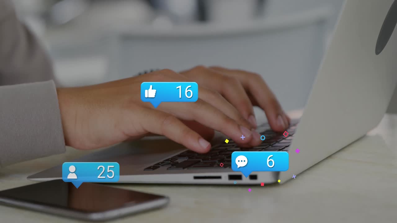 animación de números cambiantes, iconos en cajas de mensajes, manos cortadas de un hombre caucásico usando una computadora portátil