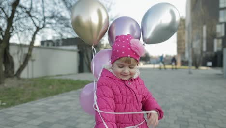 Glückliches-Süßes-Kind-Auf-Der-Straße-Mit-Luftballons-Mit-Helium.-Geburtstagsparty