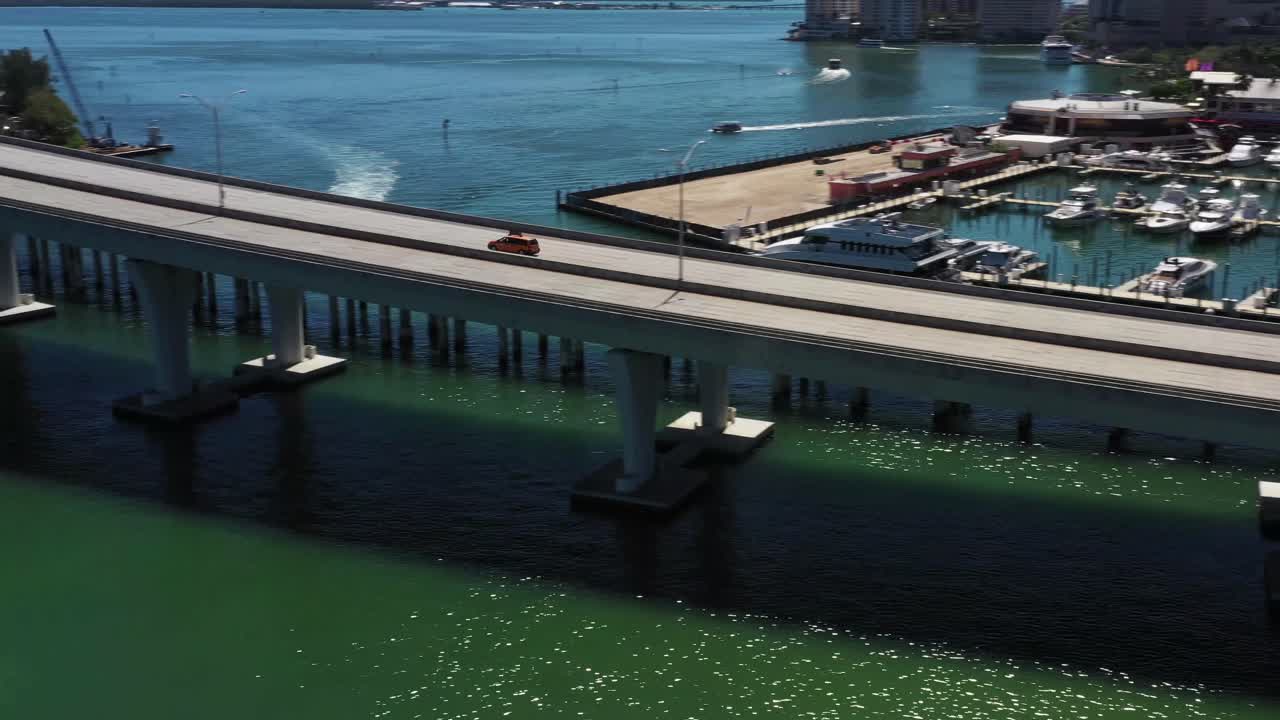 택시가 다리 드론 팬 위로 운전하고 운전실을 추적합니다.