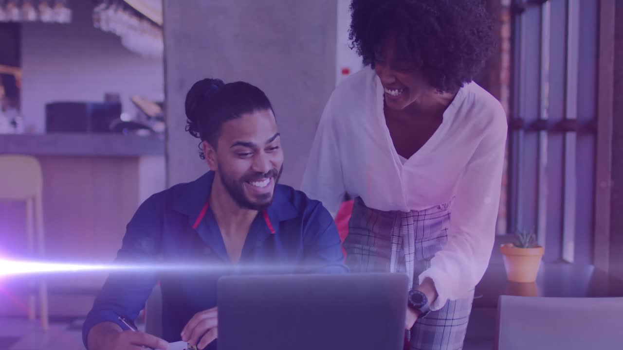 video de luces púrpuras sobre hombres y mujeres diversos usando tecnología