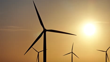 Drohnenaufnahme-Von-Windturbinen-Bei-Sonnenuntergang-In-Brasilien