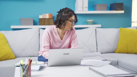 Mujer-De-Negocios-Que-Trabaja-En-Un-Estado-Ocupado-Y-Rápido.