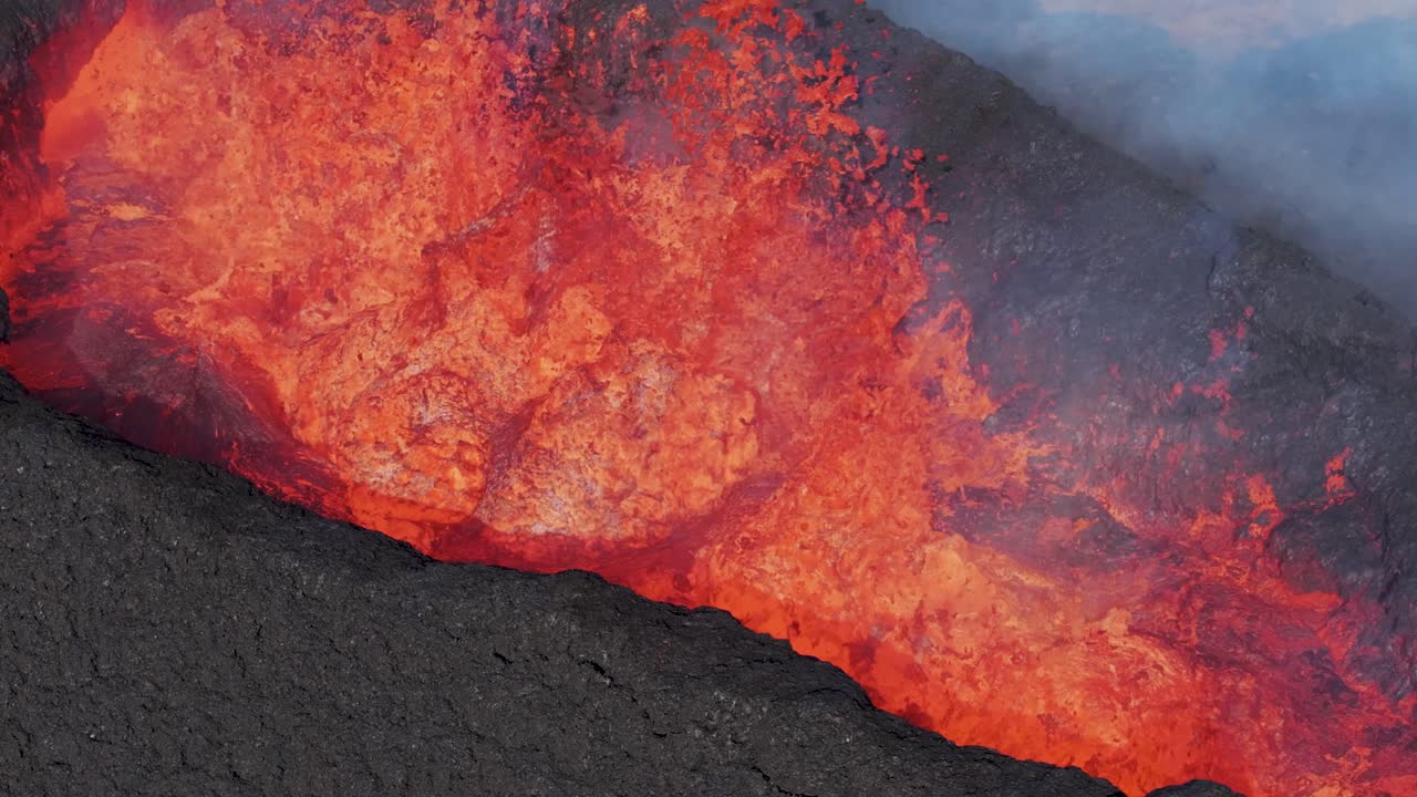 Magma ribollente nel cratere del vulcano attivo Litli Hrutur, ripresa aerea