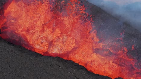 magma burbujeando en el agujero del cráter del volcán activo litli hrutur, aero