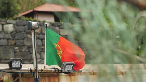 Ein-Schuss-Der-Portugiesischen-Flagge-Auf-Einem-Fischerboot