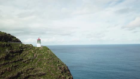 Drohnenaufnahme-Beim-Anflug-Auf-Den-Makapu&#39;u-Leuchtturm,-Der-Auf-Einer-Klippe-Vor-Der-Südostküste-Von-Oahu,-Hawaii,-Liegt