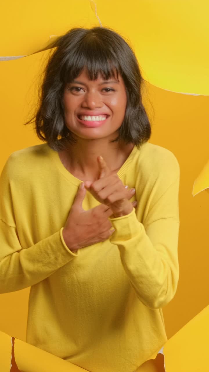 sonrisas y alegría llenan la habitación con energía amarilla vibrante y celebración