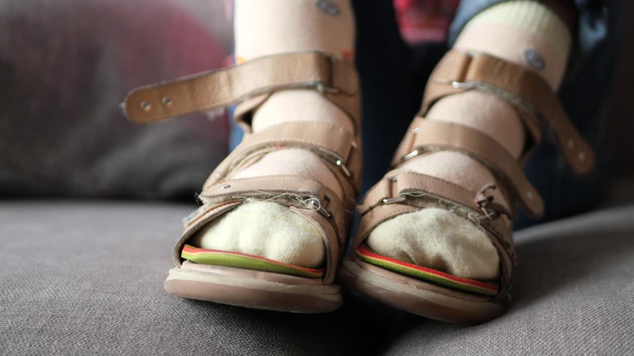 정형 신발과 다리 브레이크를 입은 어린이