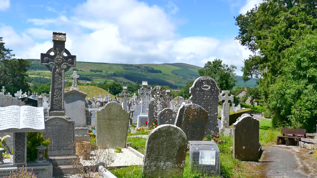 Località epiche in Irlanda: cimitero di St Mullins Carlow accanto all'Abbazia, luogo di culto cristiano da oltre mille anni