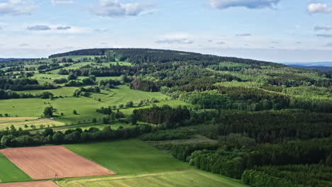 Vuelo-De-Drones-Sobre-Un-Bonito-Paisaje-En-Alemania