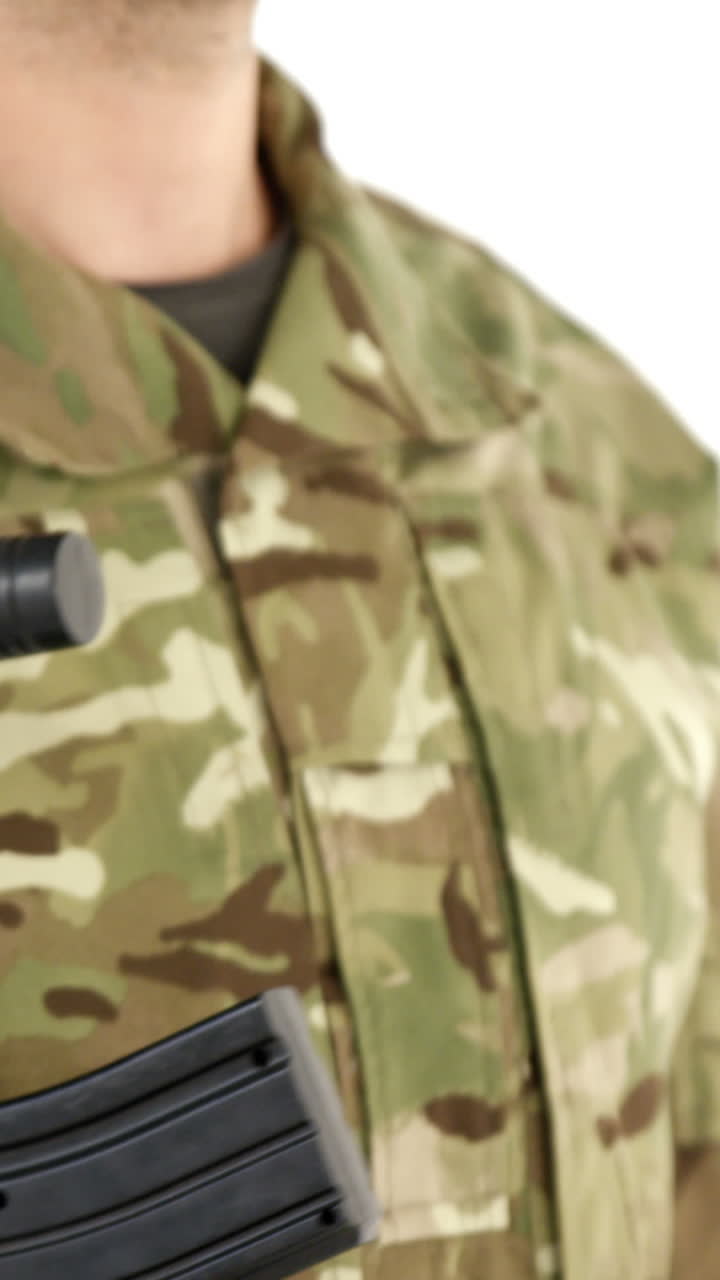 soldado pasando en marcha sobre un fondo blanco