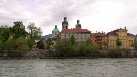 Por-El-Río-Inn-En-Innsbruck-Austria