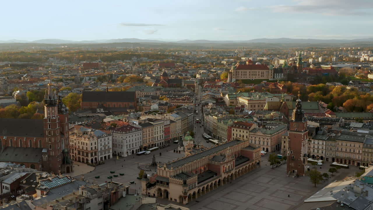 panorama de la plaza principal suavemente iluminada en cracovia, el casco antiguo y el castillo real de wawel en una hermosa mañana, cracovina, polonia