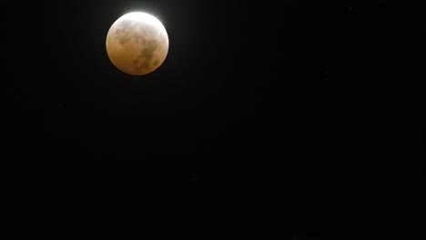 lapso de tiempo de la puesta de la luna a través de un cielo oscurecido