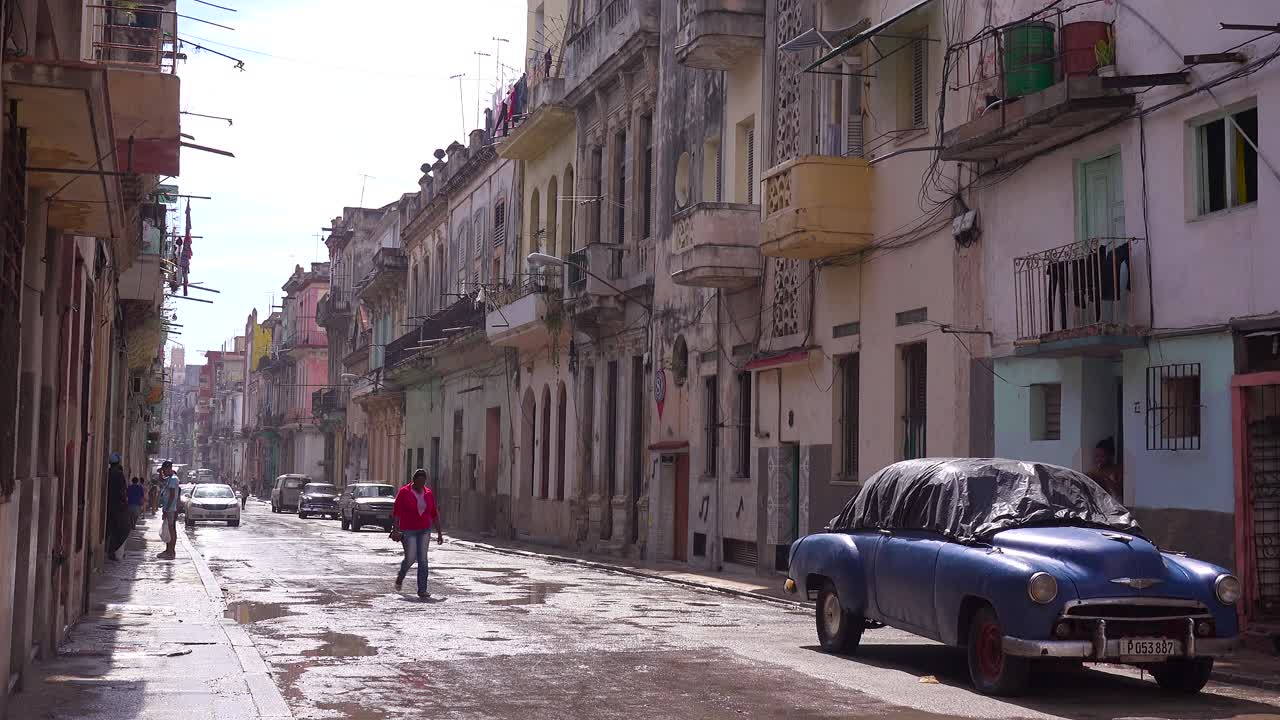 las estrechas calles de la vieja habana cuba con coche clásico en primer plano