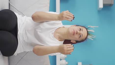 video vertical de una mujer musulmana orando.