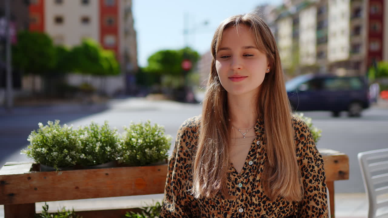 카페에 앉아 젊은 여자