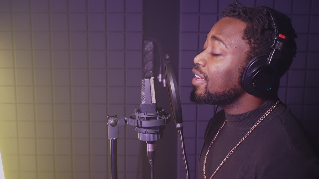 hombre cantando en el estudio de grabación
