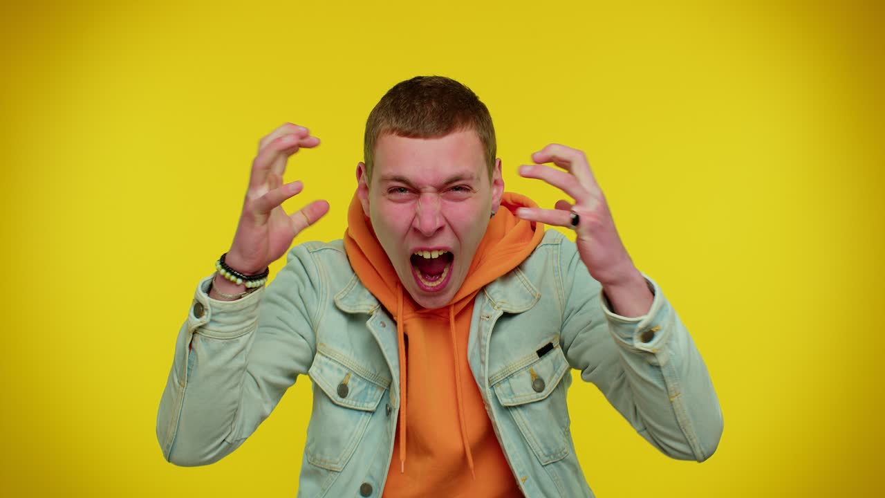 분노로 소리치는 남자