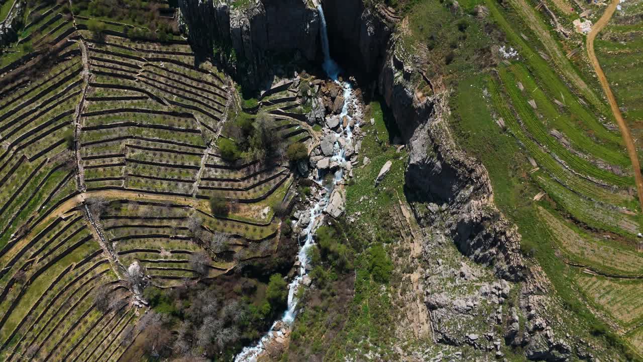 Ripresa aerea con drone di una splendida cascata a Faraya, Libano, con scogliere rocciose e un paesaggio naturale verde.