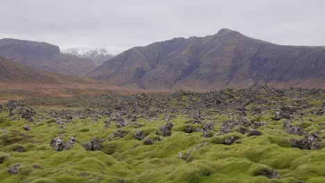 Formaciones-De-Rocas-De-Lava-Paisaje-Neblinoso-Lunar-Cerca-De-Selvallafoss,-Islandia---Toma-Aérea-Derecha-De-Camiones-A-Baja-Altitud