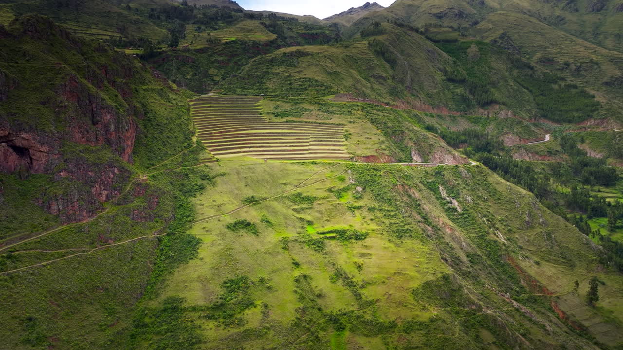 Vista drone di imponenti terrazzamenti agricoli sul fianco della montagna, rovine Inca di Pisac.