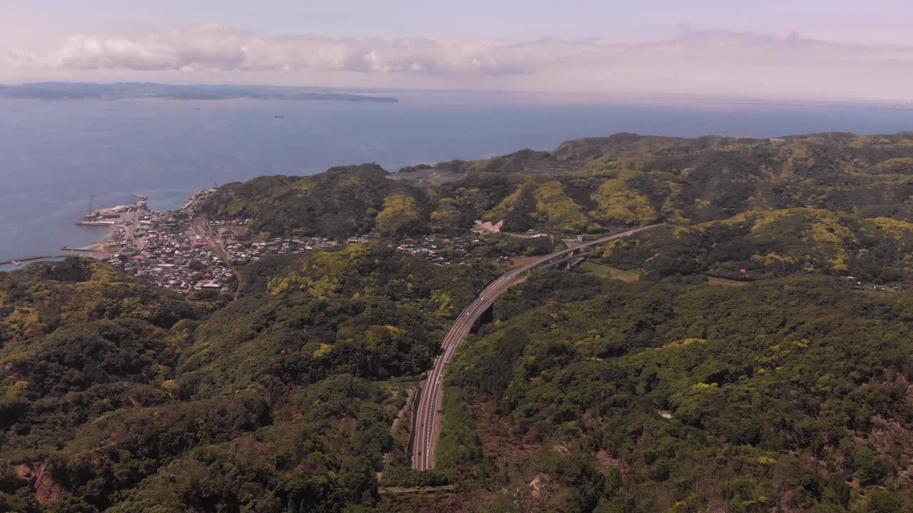 paisaje tranquilo de la vista de la montaña y el océano de la península de chiba en japón - toma aérea