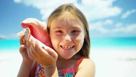 retrato de una chica en la playa con una concha de concha