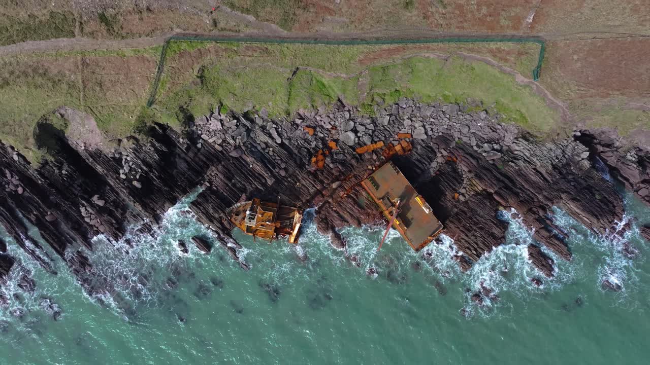 4K Cinematic drone optagelser af det mystiske spøgelsesskib MV Alta strandet langs Corks kystlinje. Co.Cork - Irland_21