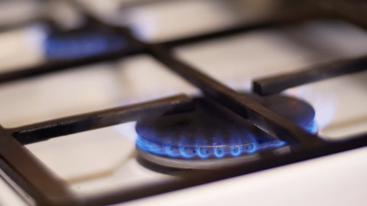 가스는 가스 스토브에서 파란 불꽃으로 불타고 자연 자원을 절약합니다.