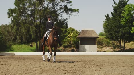 Mujer-Caucásica-Montando-Su-Caballo-De-Doma