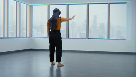 mujer experimentando vr/ar en la oficina con vista a la ciudad