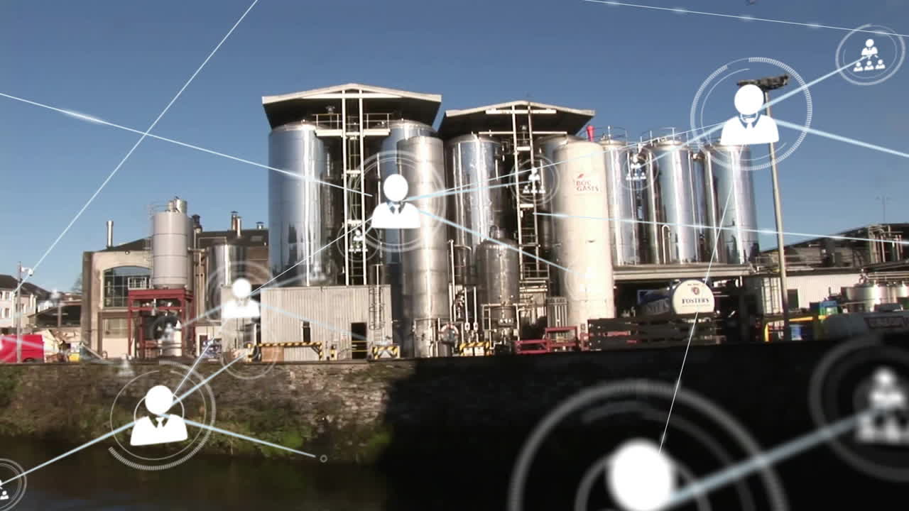 сеть соединений и обработка данных анимация на фоне промышленного завода