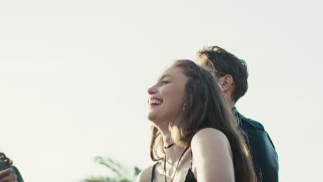 Jóvenes-Amigos-Caucásicos-Bailando-En-Un-Festival-De-Música-Con-Las-Manos-Arriba