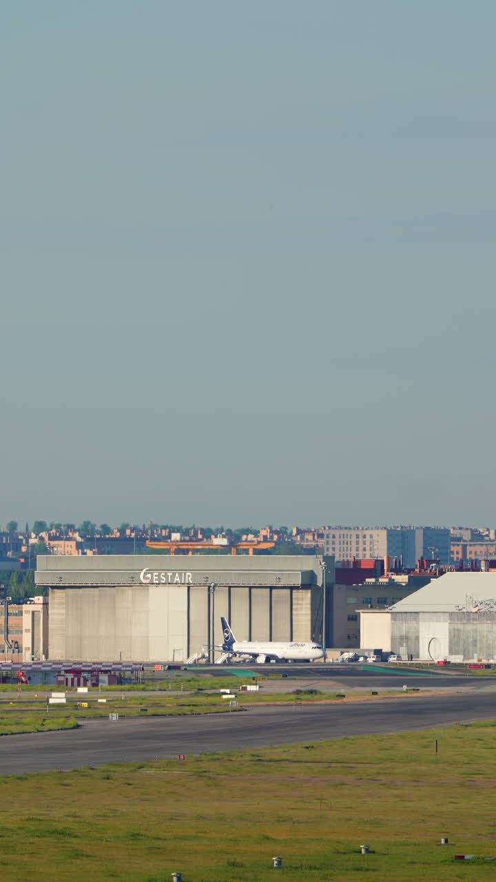 Riprese verticali dell'hangar Gestair con un aereo Lufthansa in rullaggio all'aeroporto di Madrid Barajas