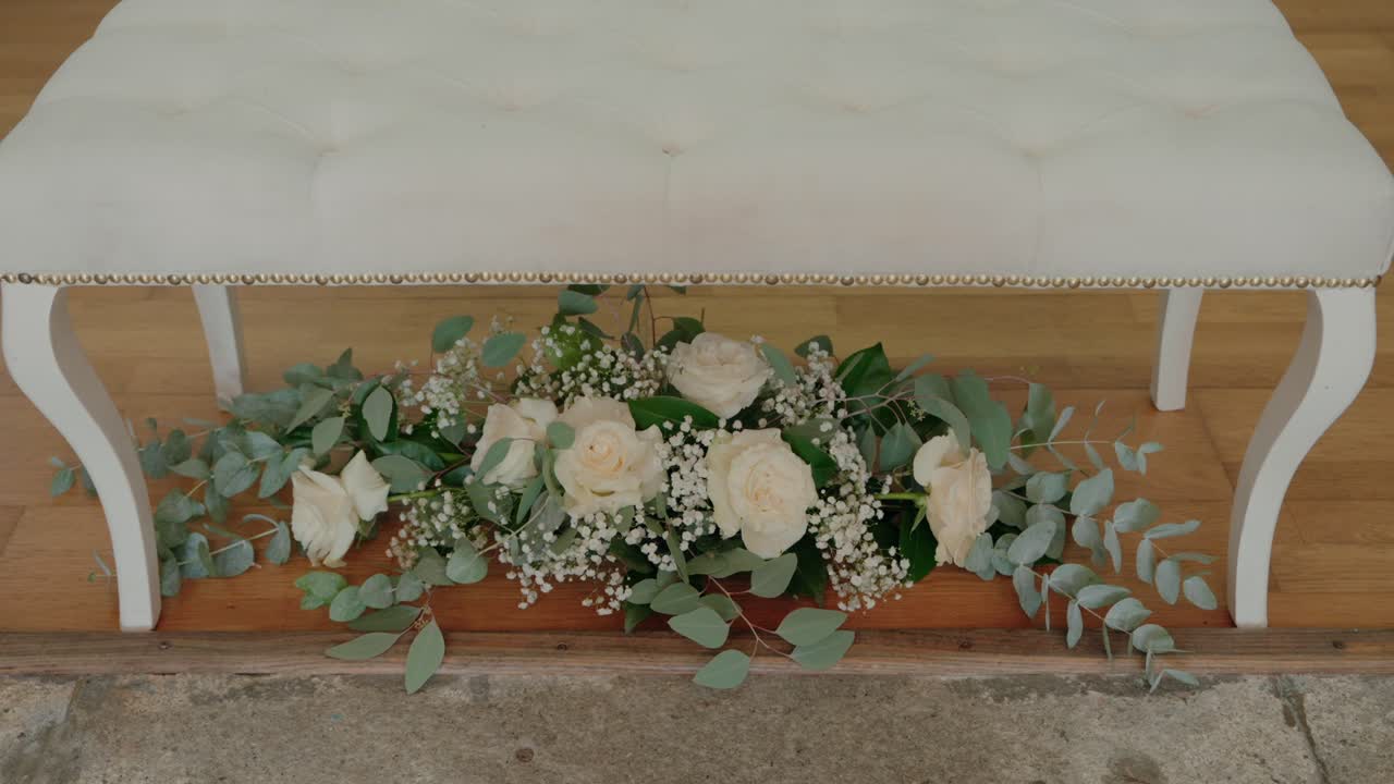 하 장미 와 초록색 식물 들 의 울창 한 꽃 배열 을 가진 우아 한 색 벤치