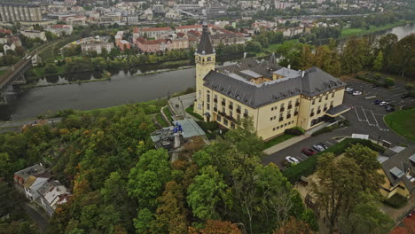 Usti-Nad-Labem-Chequia-Antena-V7-Vista-De-Pájaro-Cinematográfica-Drone-Paso-Elevado-Inverso-Colina-Frondosa-Que-Captura-El-Castillo-Vetruse-De-La-Ladera-Y-El-Paisaje-Urbano-A-Lo-Largo-Del-Río-Elba---Filmado-Con-Cine-Mavic-3---Noviembre-De-2022