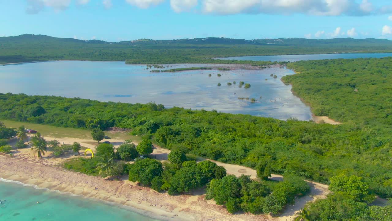Panorama della spiaggia di Sun Bay in una giornata di sole, Porto Rico. Vista aerea