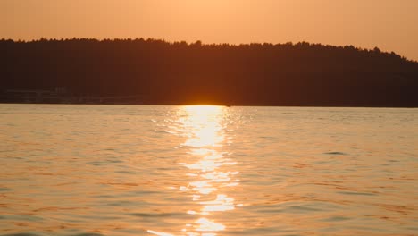 Rojo-Atardecer-En-El-Lago-A-Cámara-Lenta