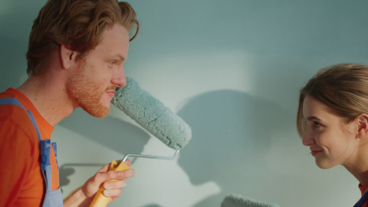 벽화 롤러와 함께 춤을 추는 커플