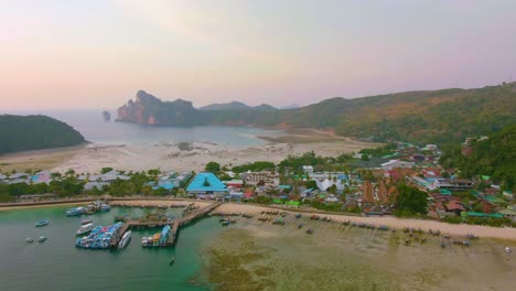 vista aérea de una ciudad insular tropical al atardecer