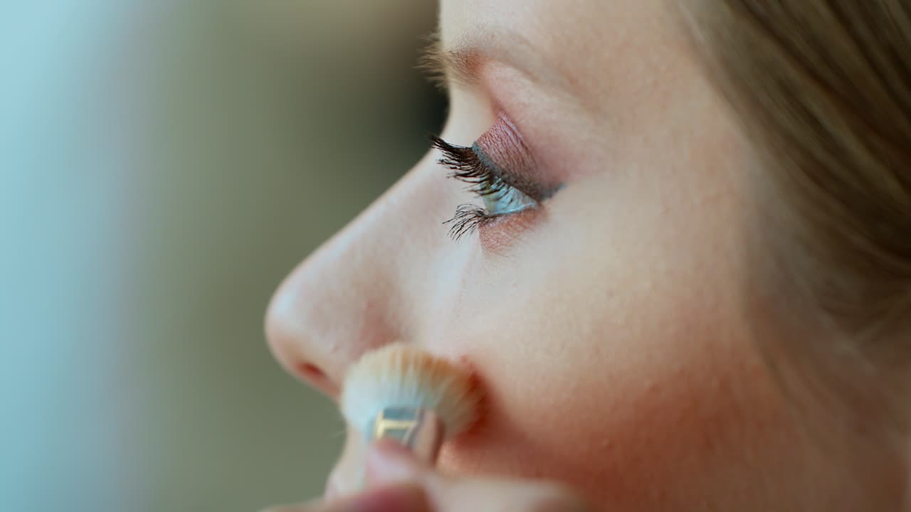 mujer aplicando maquillaje